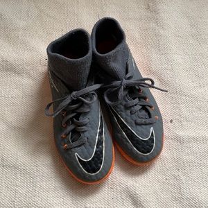 Kids Nike indoor soccer shoes, size us 1Y